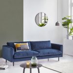 woonkamer met blauwe velours bank frode van By sidde