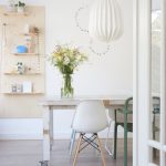 eettafel van sloophout met lamp van snowpuppe en pegboard