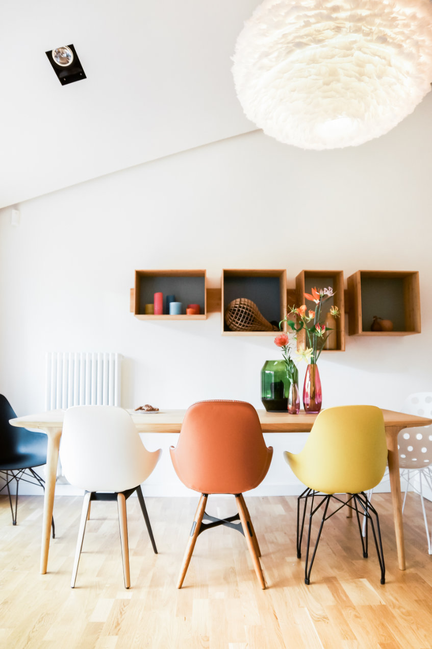 eetkamer met houten eettafel en kunststof kuipstoelen