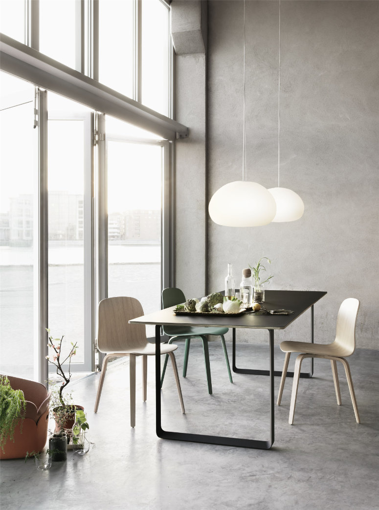 muuto eettafel met visu chair en fluid hanglamp