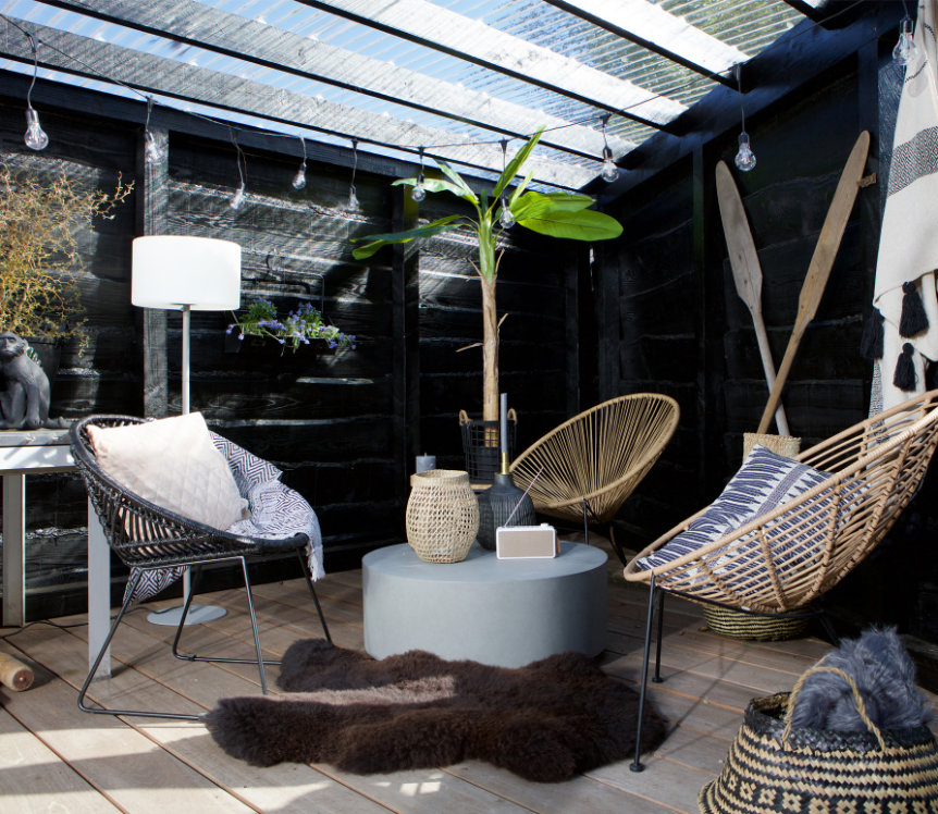 Installeren puur schouder Zitje met rotan lounge stoelen op het terras op het balkon - Shopinstijl.nl