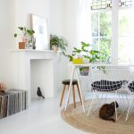 Witte eettafel met witte wire stoelen van pastoe