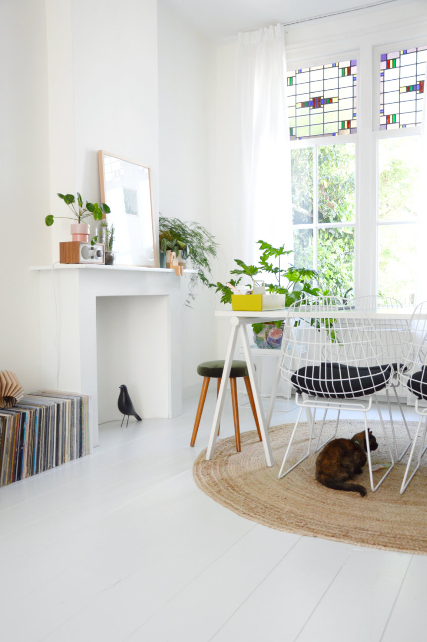 Witte eettafel met witte wire stoelen van pastoe