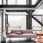 roze compose bank van muuto met unfold lamp