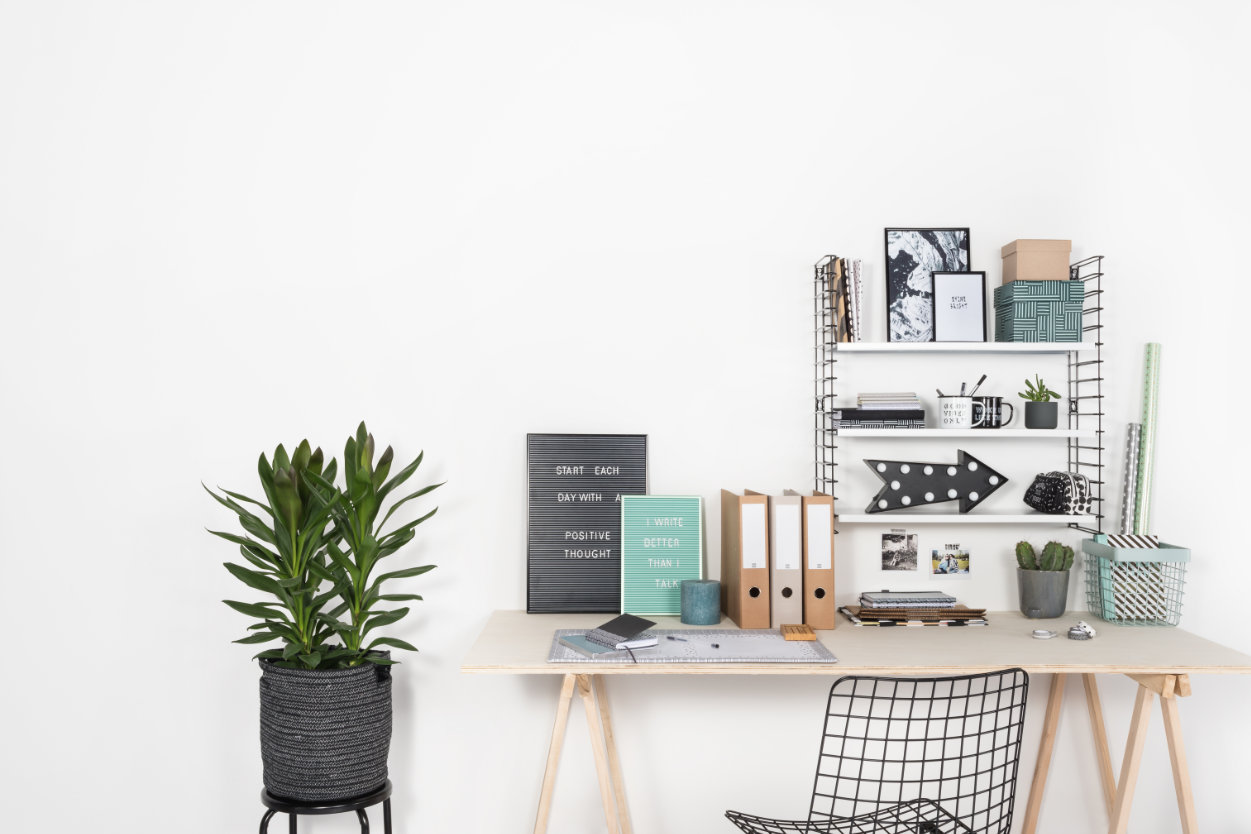 werkplek met metalen boekenrek en houten bureau