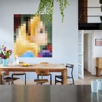 IXXI Disney Pixel Alice met houten eettafel en vintage stoelen