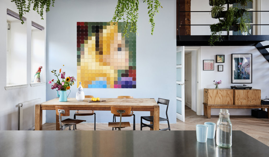 IXXI Disney Pixel Alice met houten eettafel en vintage stoelen