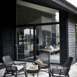 terras met zwarte lounge stoelen van rotan van house doctor