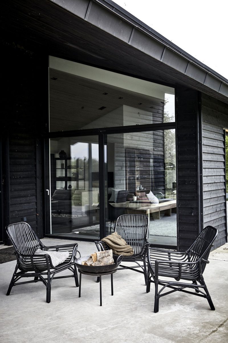 lounge stoelen van voor buiten op het terras