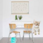 kinderkamer met wit bureau max en schoolstoelen