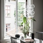 eettafel met DIY hanglamp van house doctor en spijlenstoelen grijs en zwart