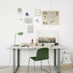 werkplek met groene fiber chair van muuto en 70/70 tafel en leaf bureaulamp