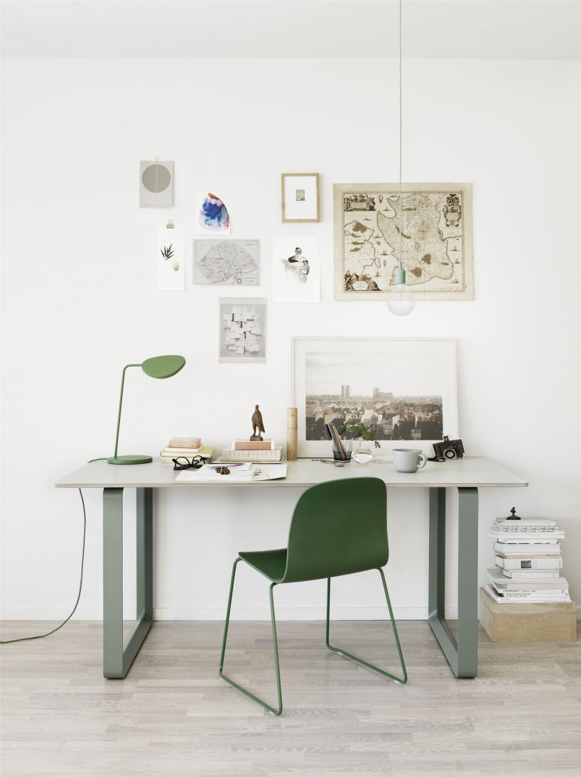 werkplek met groene fiber chair van muuto en 70/70 tafel en leaf bureaulamp