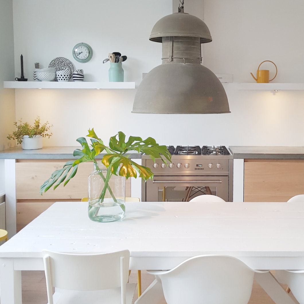 witte keuken en witte eetkamerstoelen in de keuken van sheila thompson