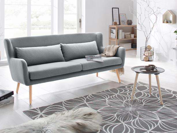 bedriegen geef de bloem water Mangel Lichtgrijze bank met houten pootjes in Scandinavisch interieur - Shopinstijl.nl bedriegen geef de bloem water Mangel Lichtgrijze bank met houten pootjes in Scandinavisch interieur - Shopinstijl.nl