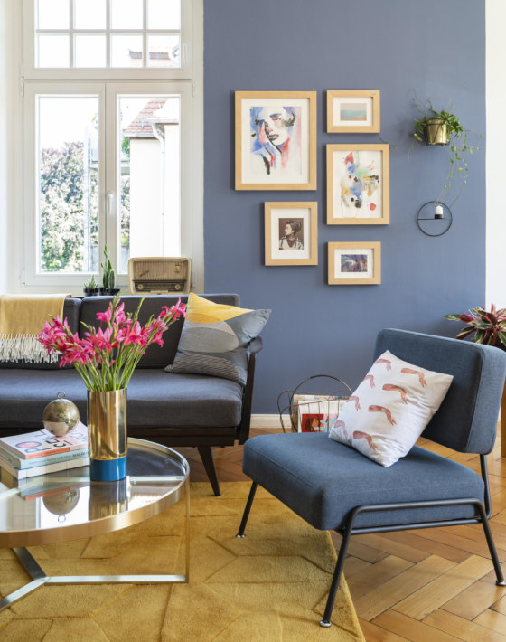 pleegouders binnenvallen Bewust Gezellige woonkamer met blauwe muur en blauwe fauteuil van MADE.com -  Shopinstijl.nl