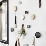 muuto dots wandhaken aan de muur in de hal