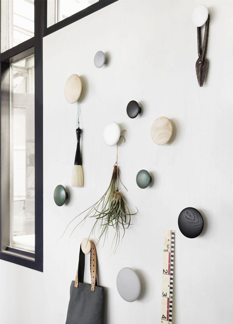 muuto dots wandhaken aan de muur in de hal