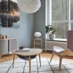 woonkamer met eos hanglamp met veren en grote sandinavische fauteuil