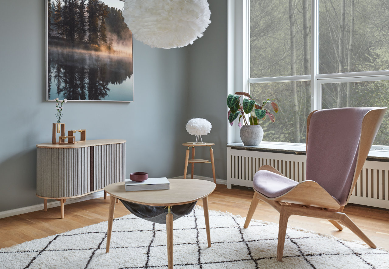 woonkamer met eos hanglamp met veren en grote sandinavische fauteuil