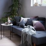 Grijs daybed in kerstsferen met sterkussen, kaarsen en kerstboom