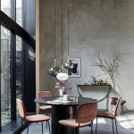 eethoek met ronde eettafel en roestbruine velours stoelen