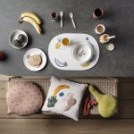 eettafel-met-kinderservies-van-fermliving-en-kussens