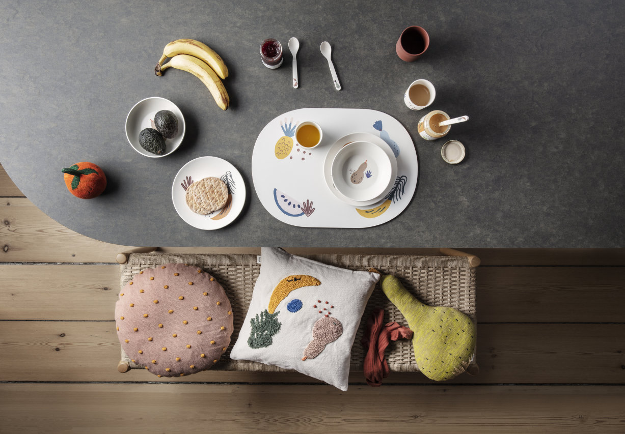 eettafel-met-kinderservies-van-fermliving-en-kussens