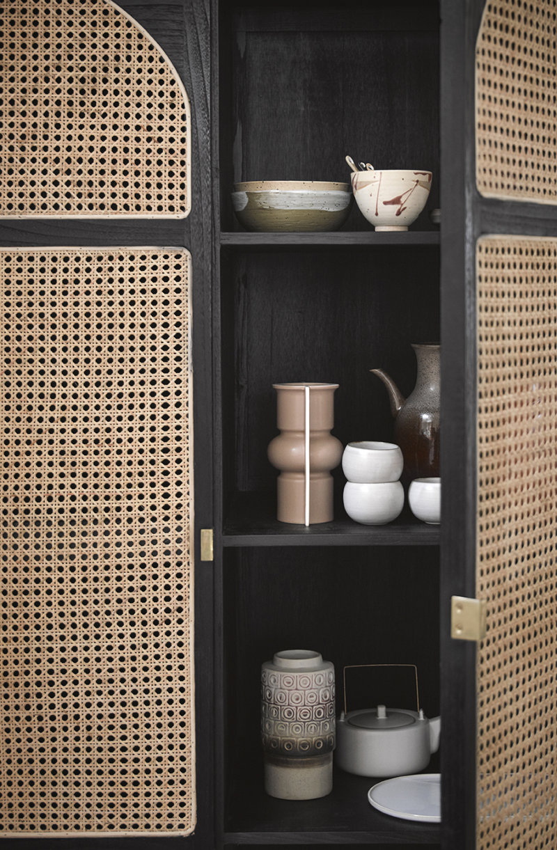 kast met rieten mesh bekleding en servies en vazen van hkliving