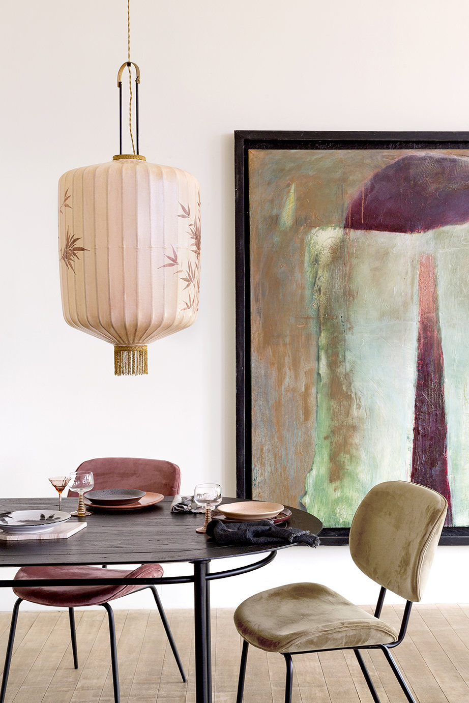 ovale eettafel hkliving met velvet eetkamerstoelen en oosterse lampion hanglamp