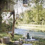 Zomerse picknick in het gras met leuke poefjes en kussentjes