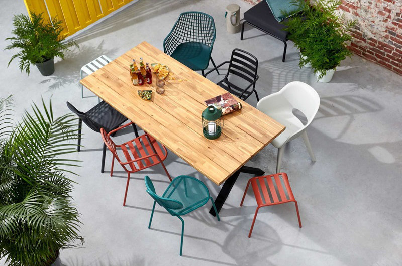 tuincollectie van kwantum met verschillende mix match tuinstoelen en grote houten tuintafel