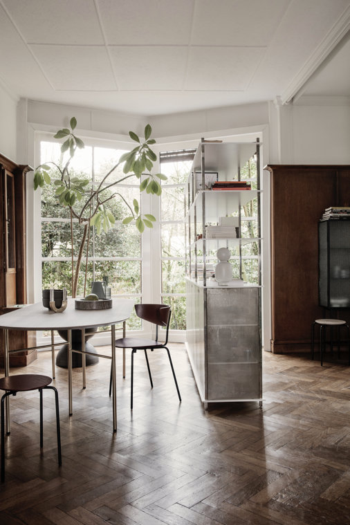 eetkamer met herman eetkamerstoelen van femr living en ronde eettafel