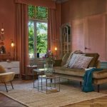 klassieke woonkamer met bronskleurige sofa velours velvet bekleding