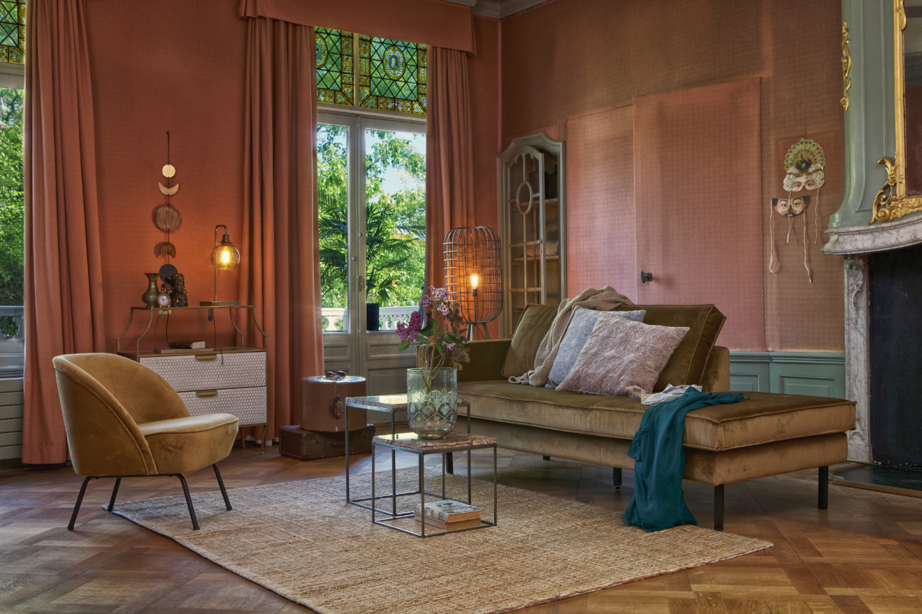 klassieke woonkamer met bronskleurige sofa velours velvet bekleding