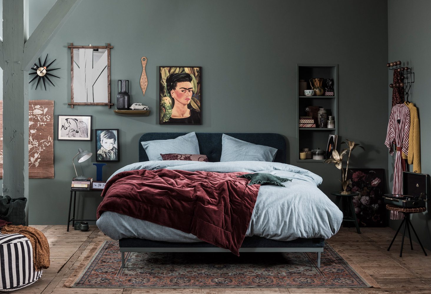 slaapkamer Swiss Sense by vtwonen Sage met boxspring groene muur en oosters tapijt