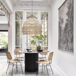 ronde eettafel met webbing stoelen en bamboe hanglamp van hkliving