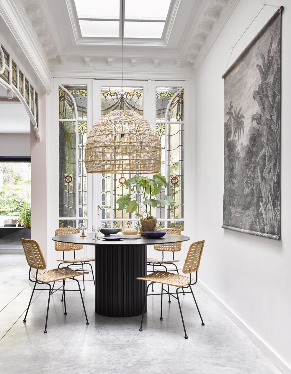 ronde eettafel met webbing stoelen en bamboe hanglamp van hkliving