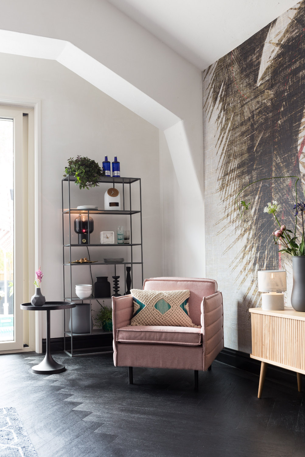 woonkamer met roze fauteuil en naturel houten dressoir