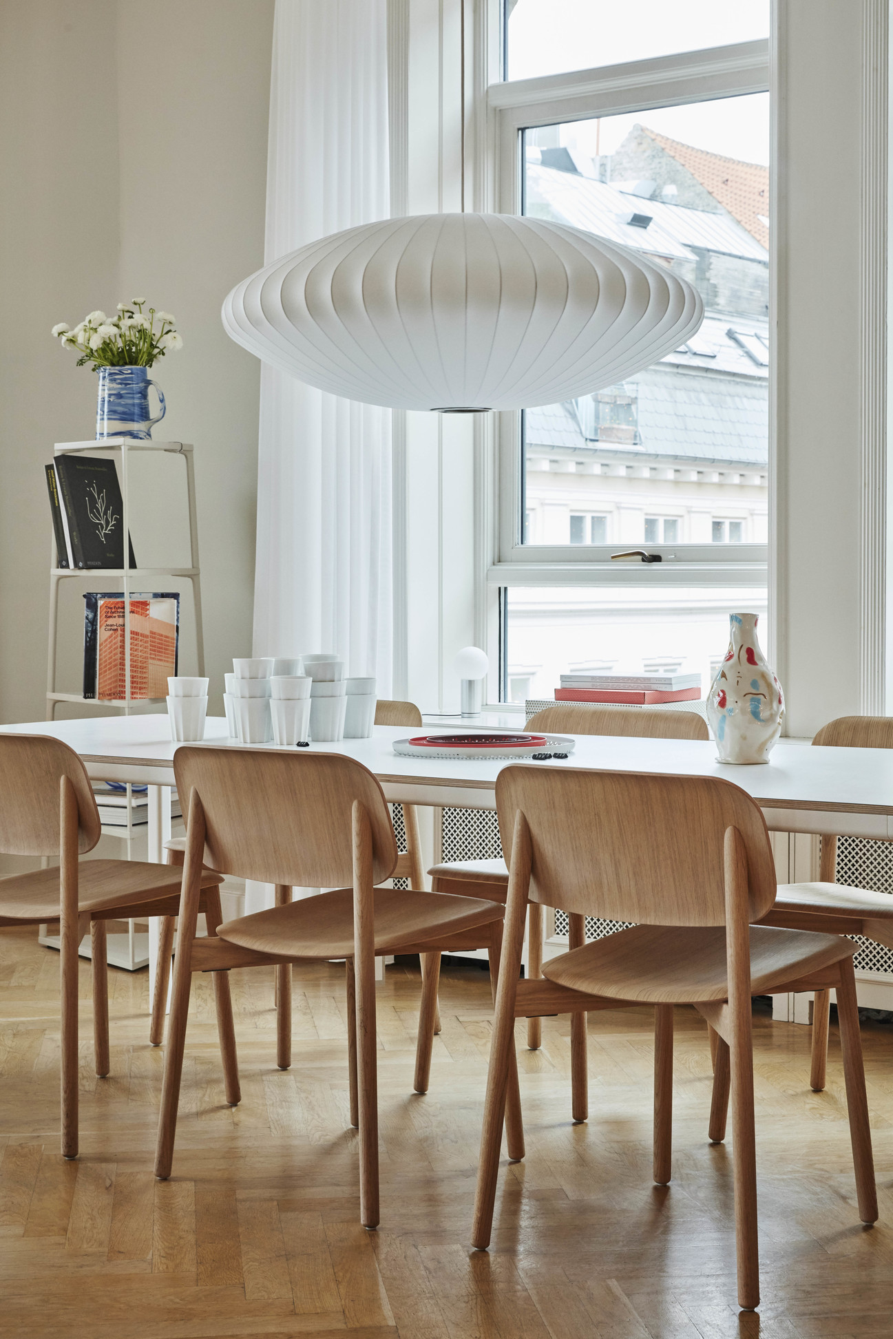 eetkamer met eetkamerstoelen en hanglamp van HAY design