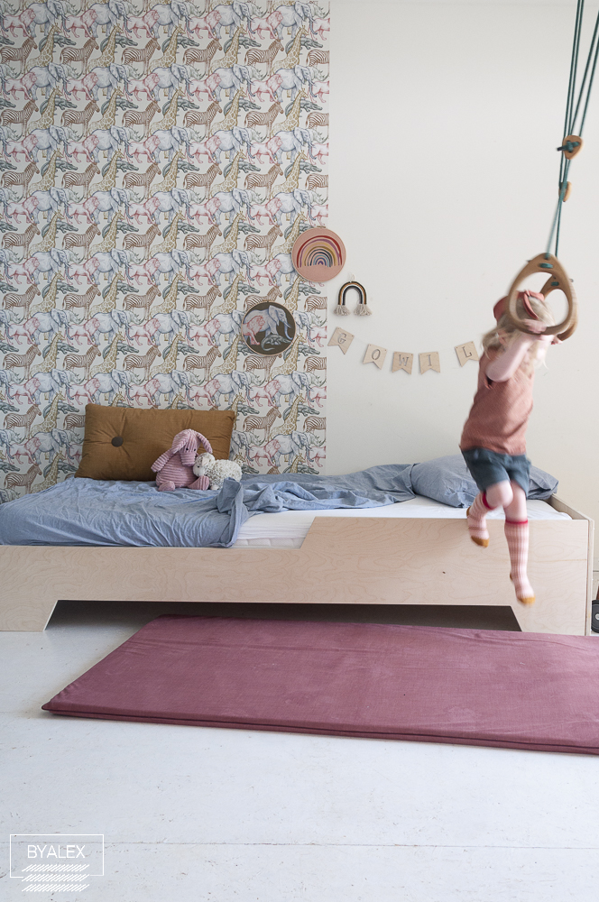 behang en speelmat van byalex in kinderkamer met ringen