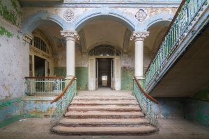 De vervallen ingang van Beelitz werk aan de muur