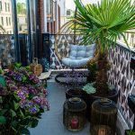 kees smit balkon met hangstoel en veel planten