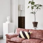 witte woonkamer met roze velours bank hkliving