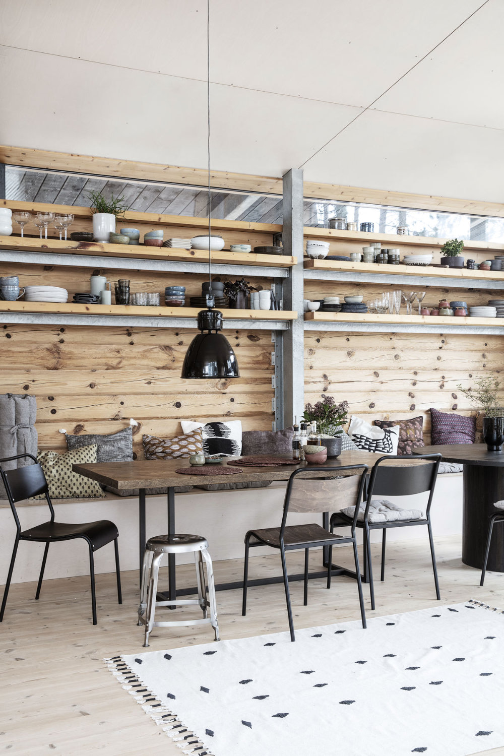 Persona oorsprong visie Zomerse eethoek met blank hout en zwarte eetkamerstoelen - Shopinstijl.nl -  Shopinstijl.nl