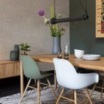 eettafel met industriele hanglamp van zuiver