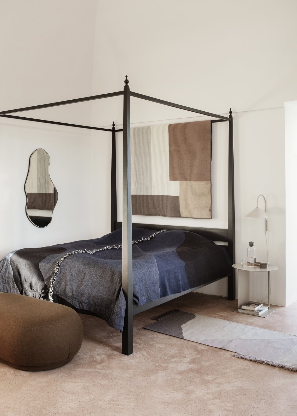 majoor fluiten Chemicaliën Zwart houten hemelbed in Scandinavische slaapkamer - Shopinstijl.nl -  Shopinstijl.nl