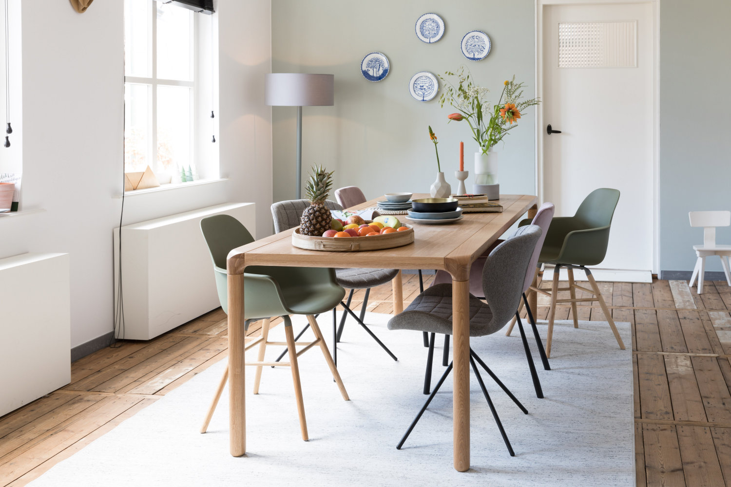 eetkamer met naturel houten tafel en diverse eetkamerstoelen van zuiver