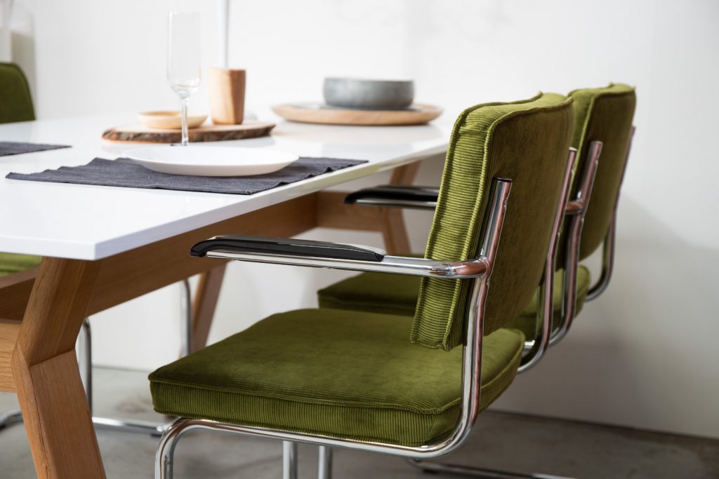 groene zuiver ridge rib eetkamerstoelen een witte eettafel