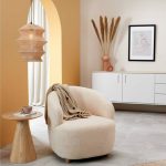 teddy fauteuil in naturel woonkamer met roze vaasjes